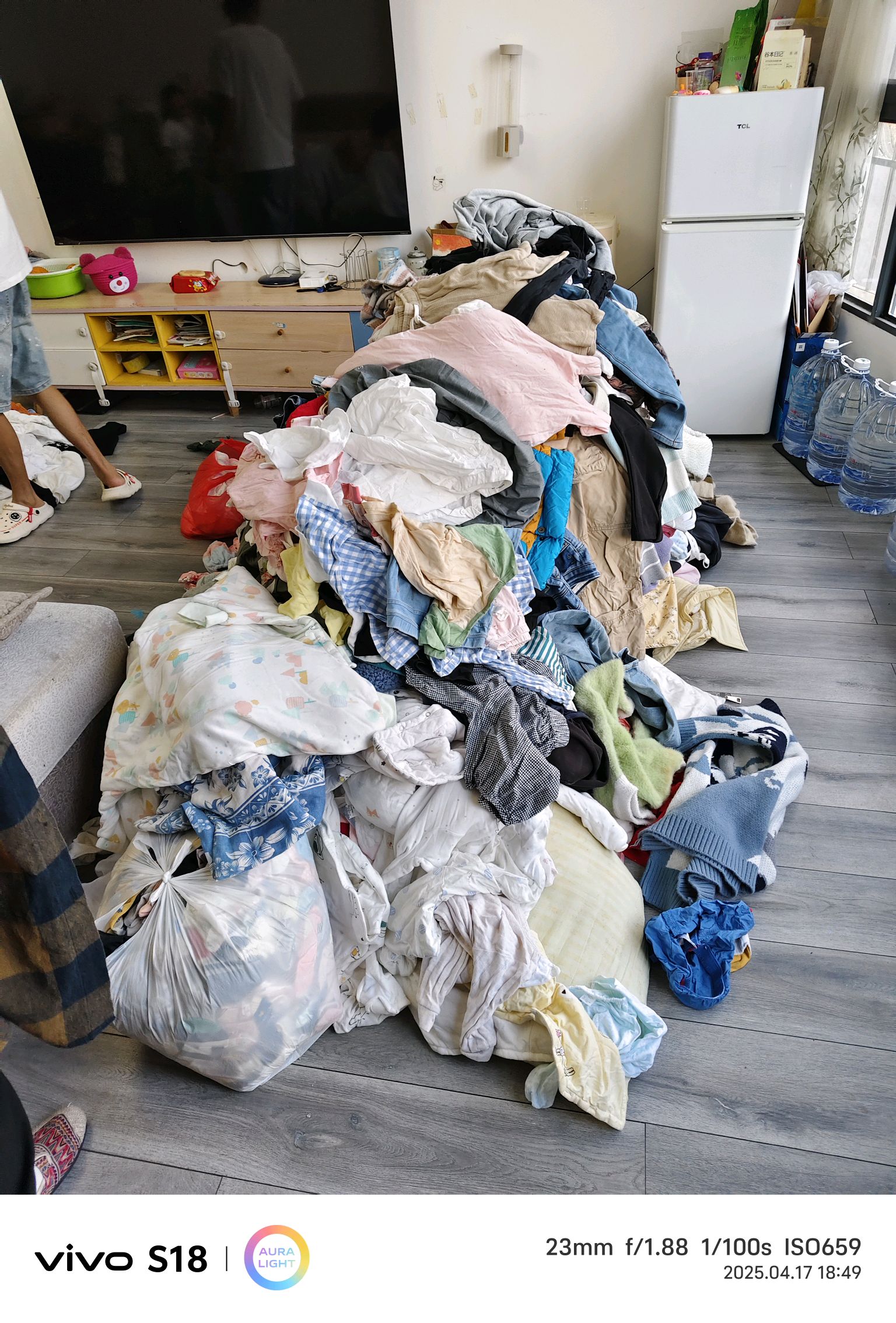 旧衣越多家里气场越差吗(家里的旧衣服太多了怎么办) 旧衣越多家里气场越差吗(家里的旧衣服太多了怎么办)