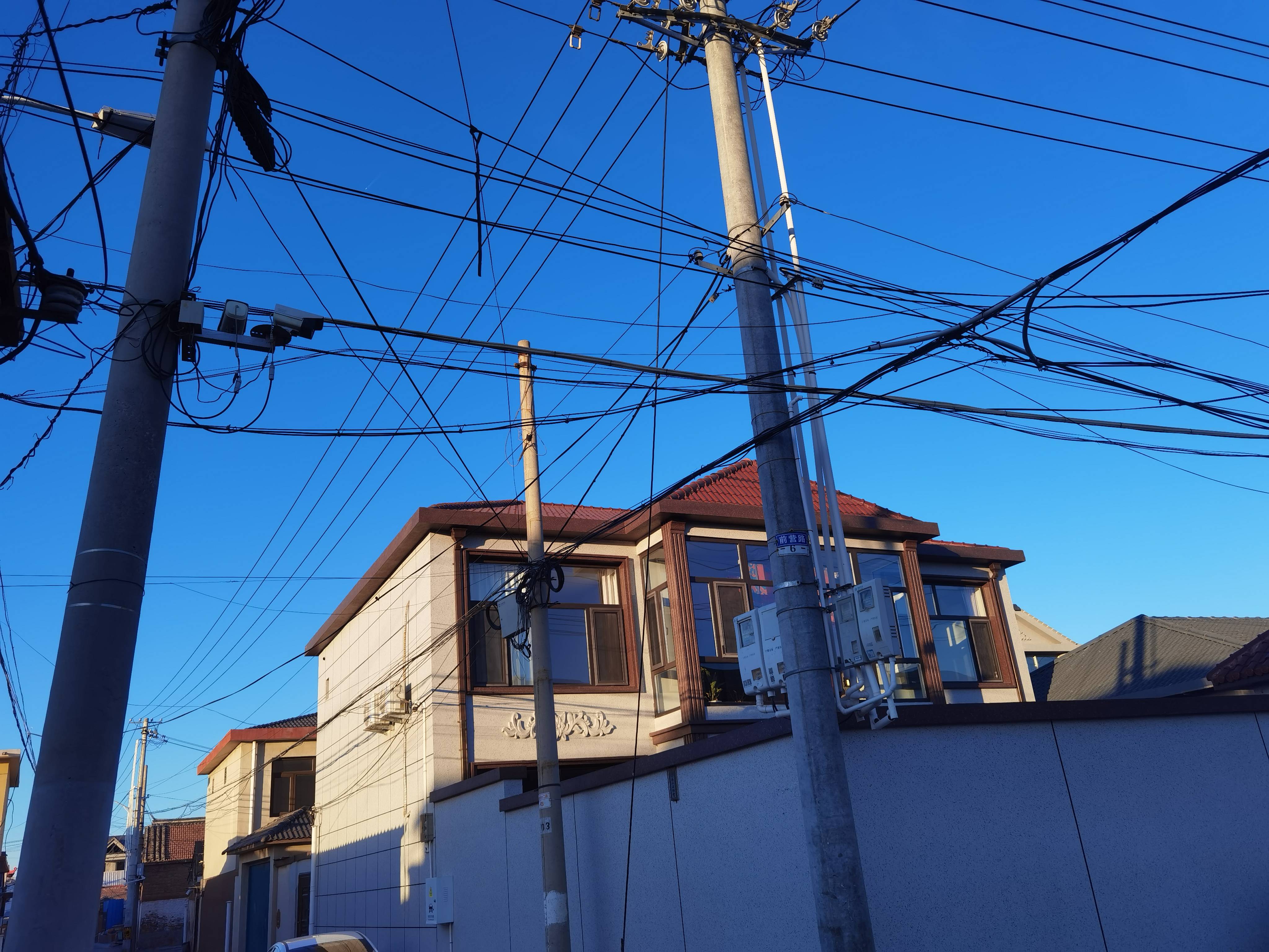 大门口隔着路有电线杆(大门口隔着路有电线杆怎么化解)
