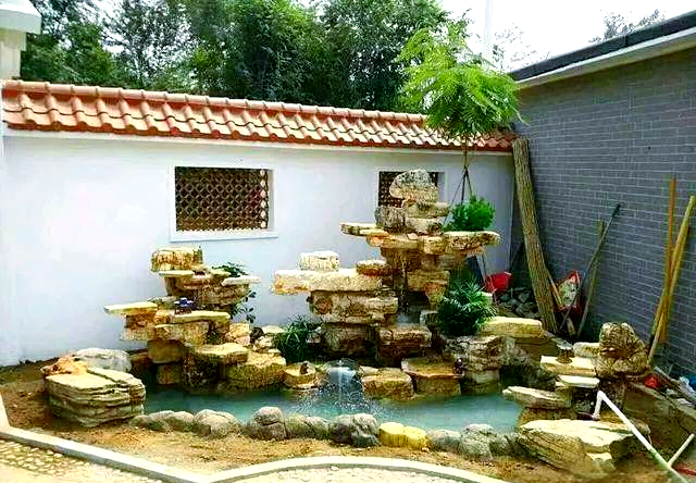 庭院的假山鱼池建在什么位置好(家里院子做个假山鱼池有风水讲究吗) 庭院的假山鱼池建在什么位置好(家里院子做个假山鱼池有风水讲究吗)