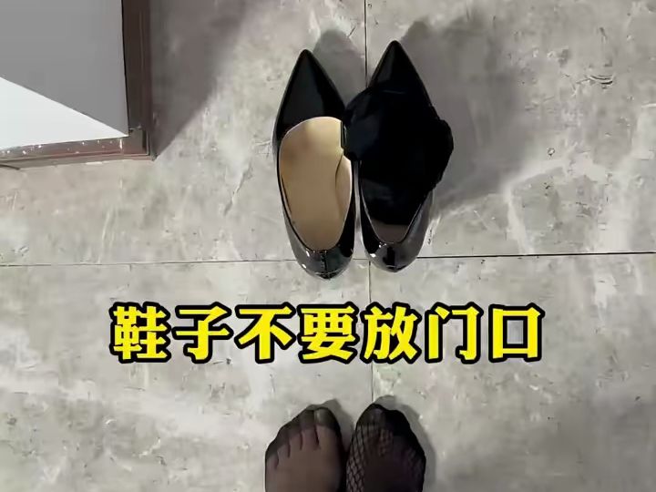 邻居门口放鞋子要警惕(一开门就看见邻居的鞋架)