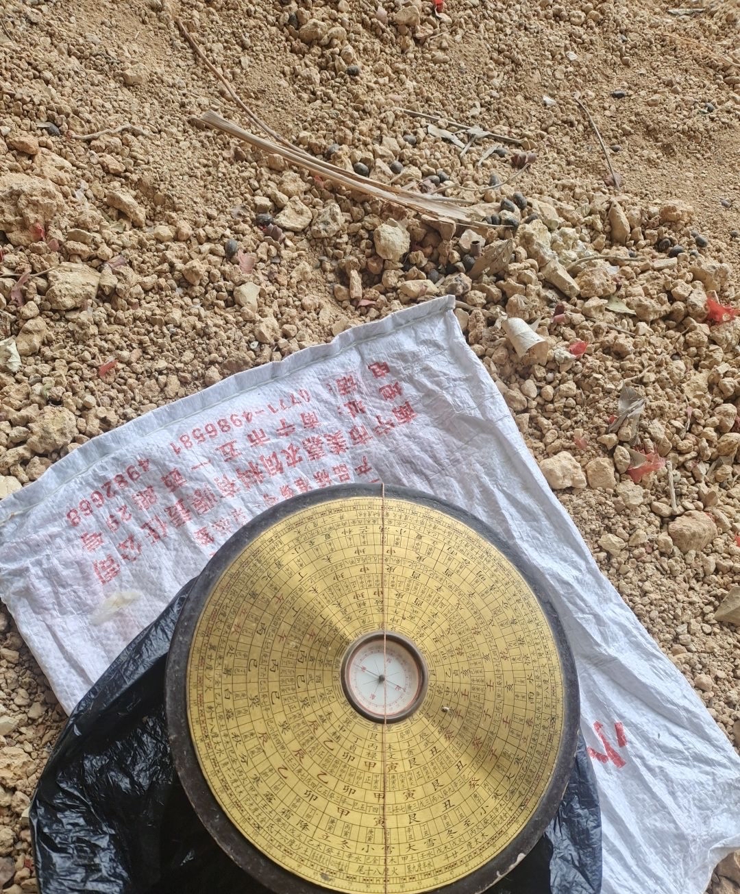 罗盘找坟墓最简单方法(罗盘看坟地最忌讳三个东西)