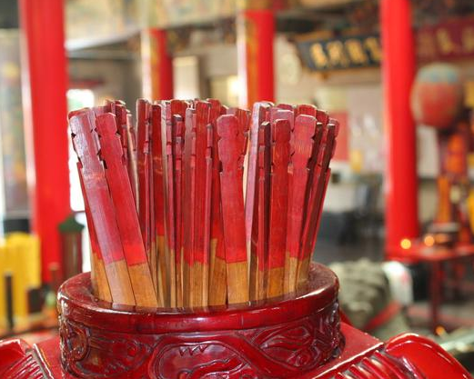 抽签算命准确性分析(抽签算命的正确心态和方法)
