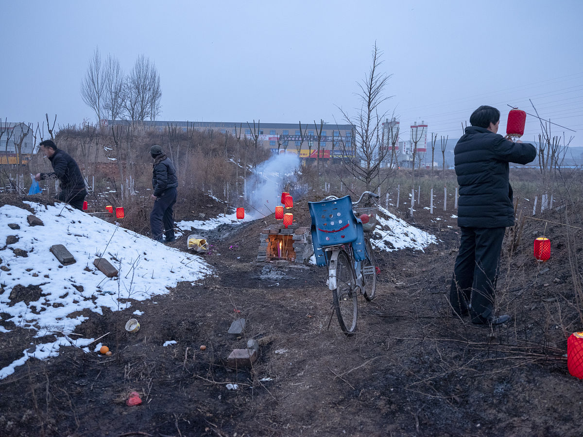十字路口扔钱什么说法(十字路口扔钱什么说法最正确)