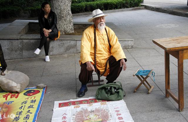 算卦说衣服不能买全的梗(算卦为什么让我穿绿色衣服)