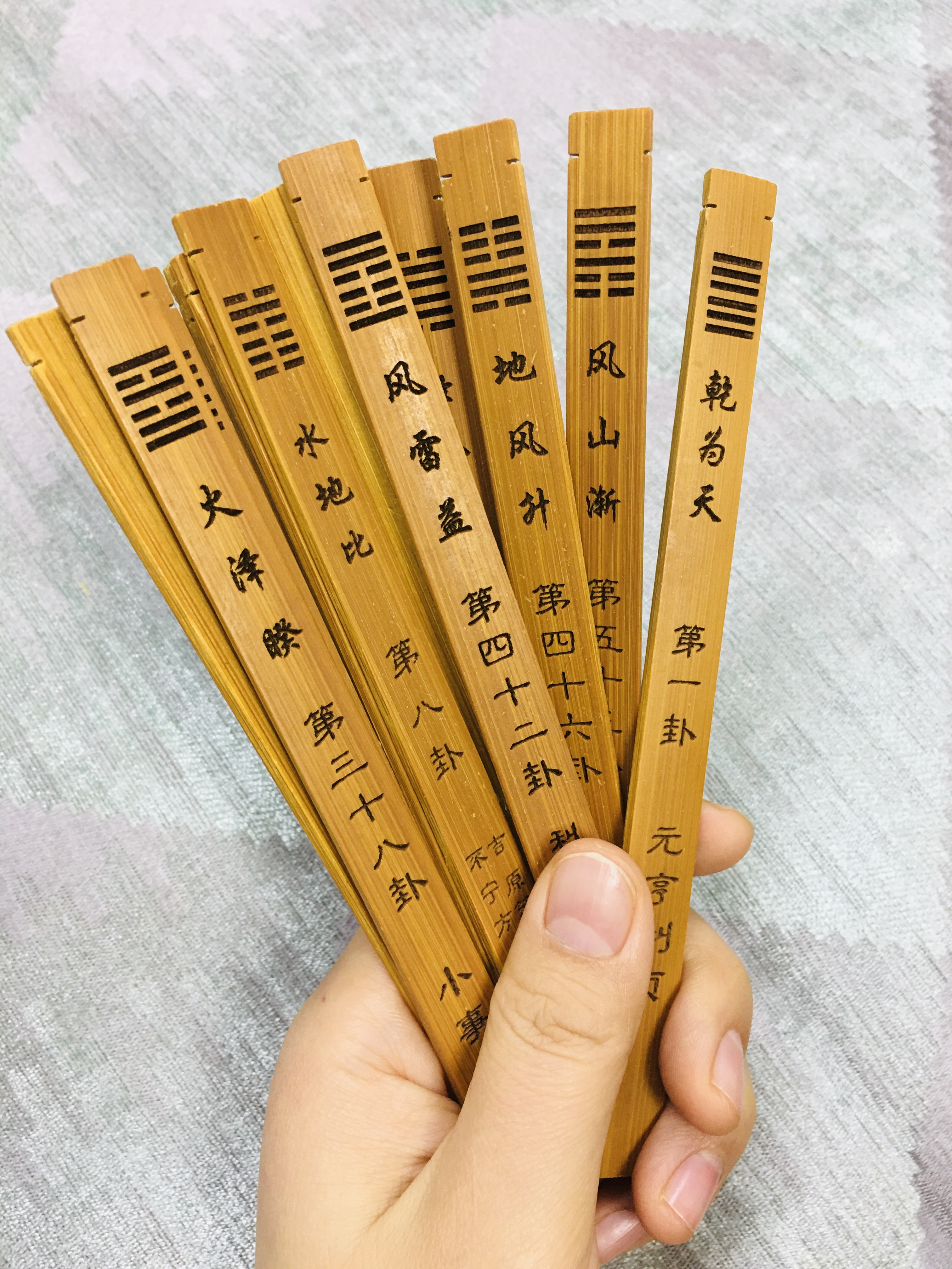 求卦抽签问事怎么解释(求卦抽签问事怎么解释出来)