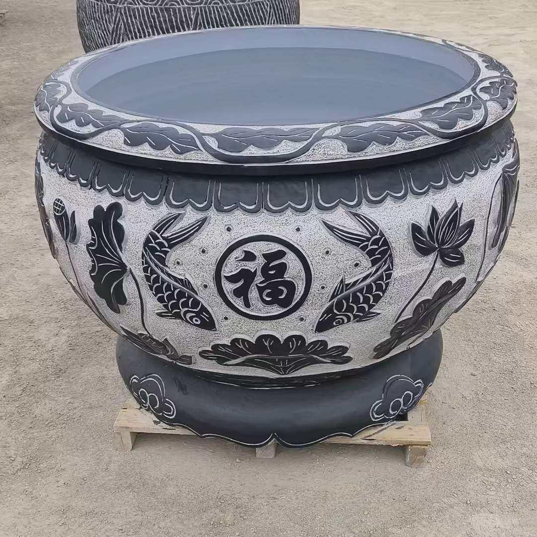 大门口放水缸怎么摆最旺财(大门口摆2个水缸摆在哪个位置最好)