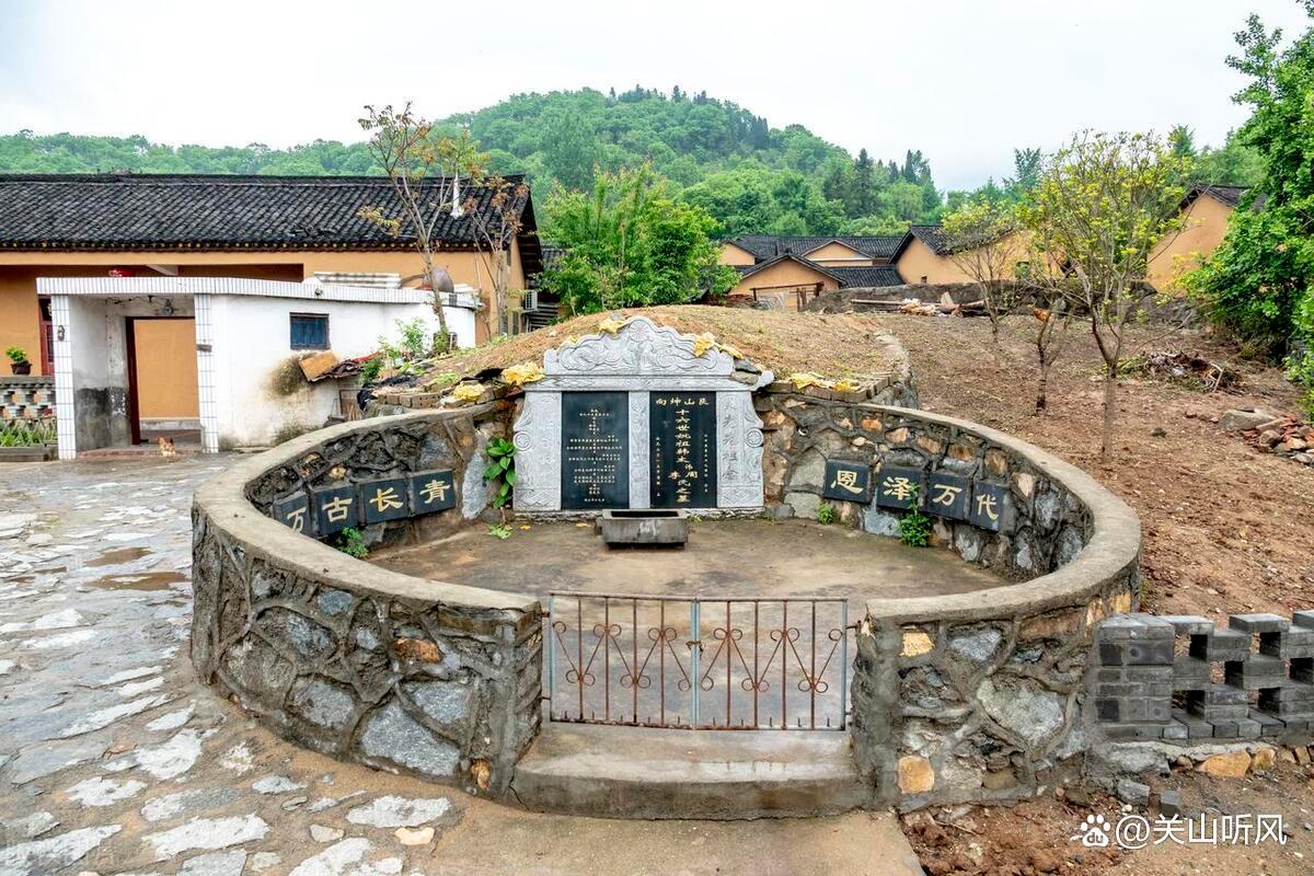 葬坟的朝向凸还是凹好(葬坟左边为大房还是右边为大房)
