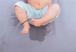 小学生学校尿床尿裤子知乎(小学生尿床穿纸尿裤经历知乎)