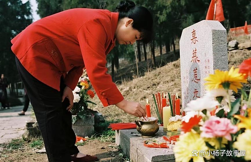 母亲的坟一般旺谁(坟头三不动,一动穷三代)