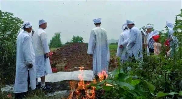 梦见排便梦境财运解析(女人梦见排便象征财运变化)